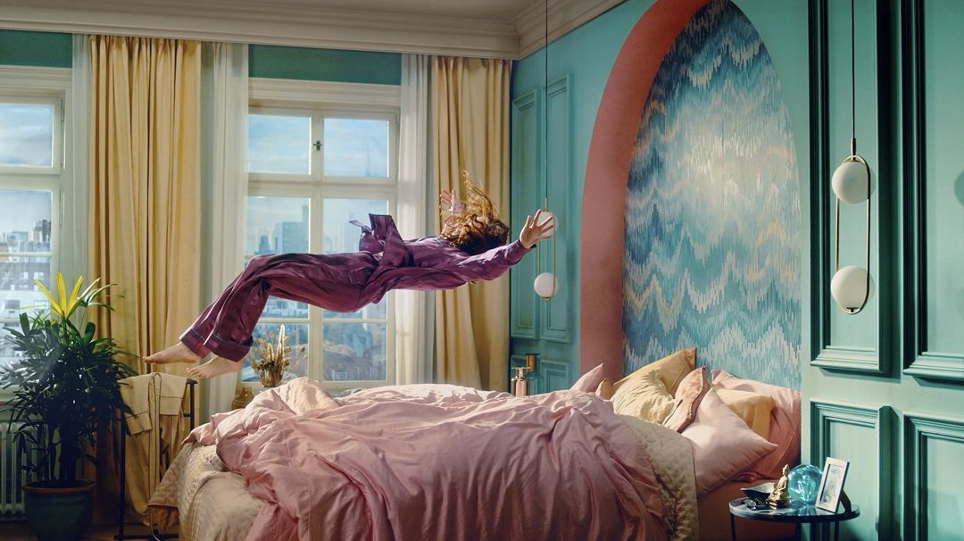 Osoba padajúca na posteľ